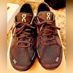 ON Tennis Shoes size 7 1/2 Excellent condition as pictured